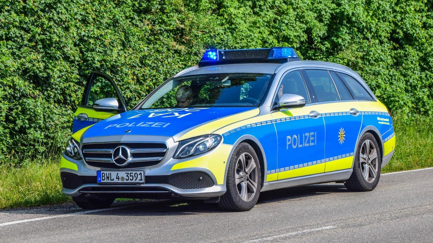 Polizeiwagen am Rande einer Landstraße (Archivbild): Die Stuttgarter Polizei ermittelt im Falle eines mutmaßlichen illegalen Autorennens. Polizeiwagen am Rande einer Landstraße (Archivbild): Die Stuttgarter Polizei ermittelt im Falle eines mutmaßlichen illegalen Autorennens.