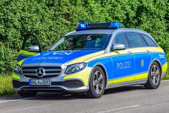Polizeiwagen am Rande einer Landstraße (Archivbild): Die Stuttgarter Polizei ermittelt im Falle eines mutmaßlichen illegalen Autorennens.