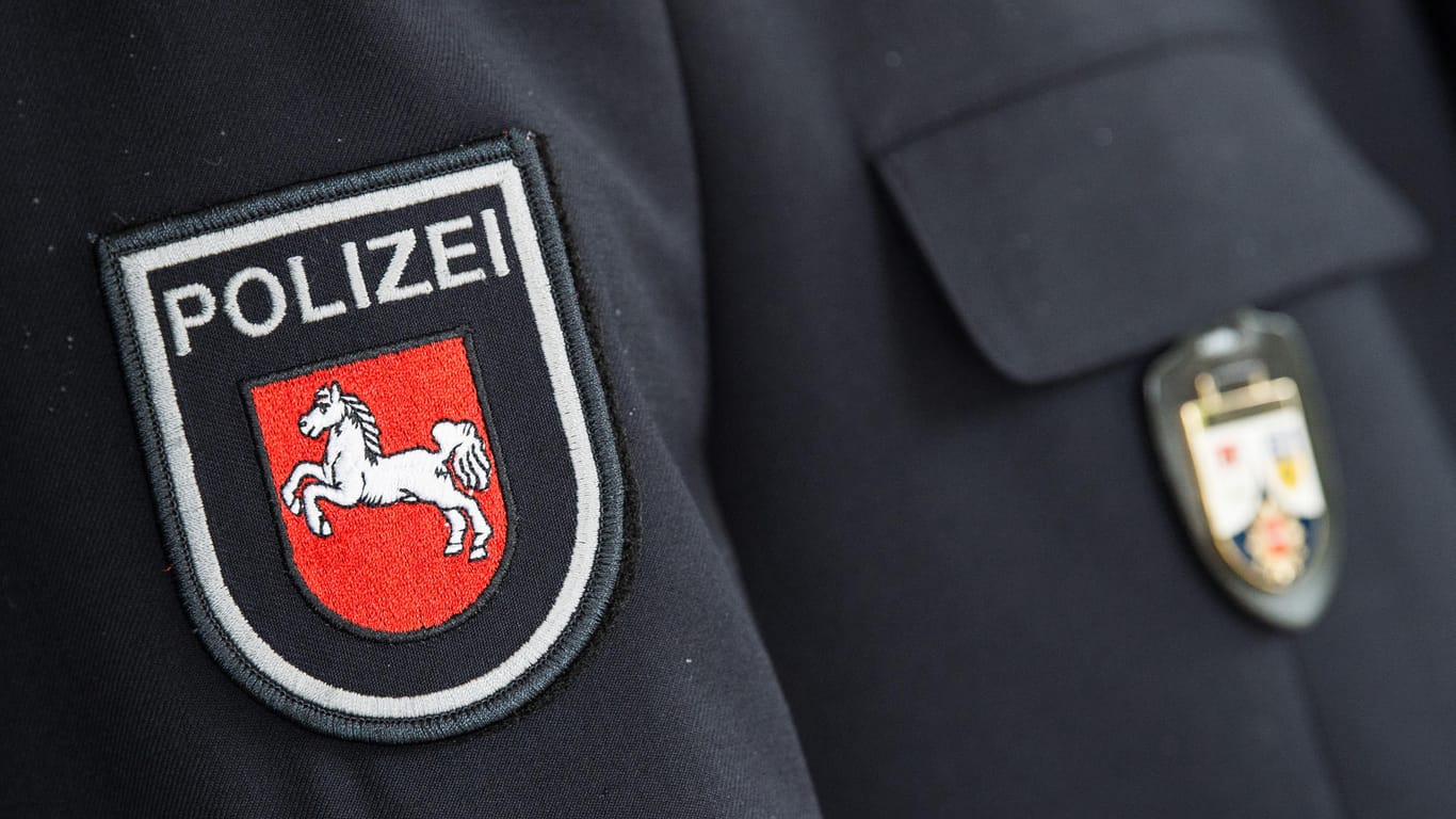 Das Wappen der Polizei Niedersachsen (Symbolbild): Die Polizei und der Landesinnenminister sind entsetzt über eine Demonstration Linker vor dem Privathaus eines Beamten.