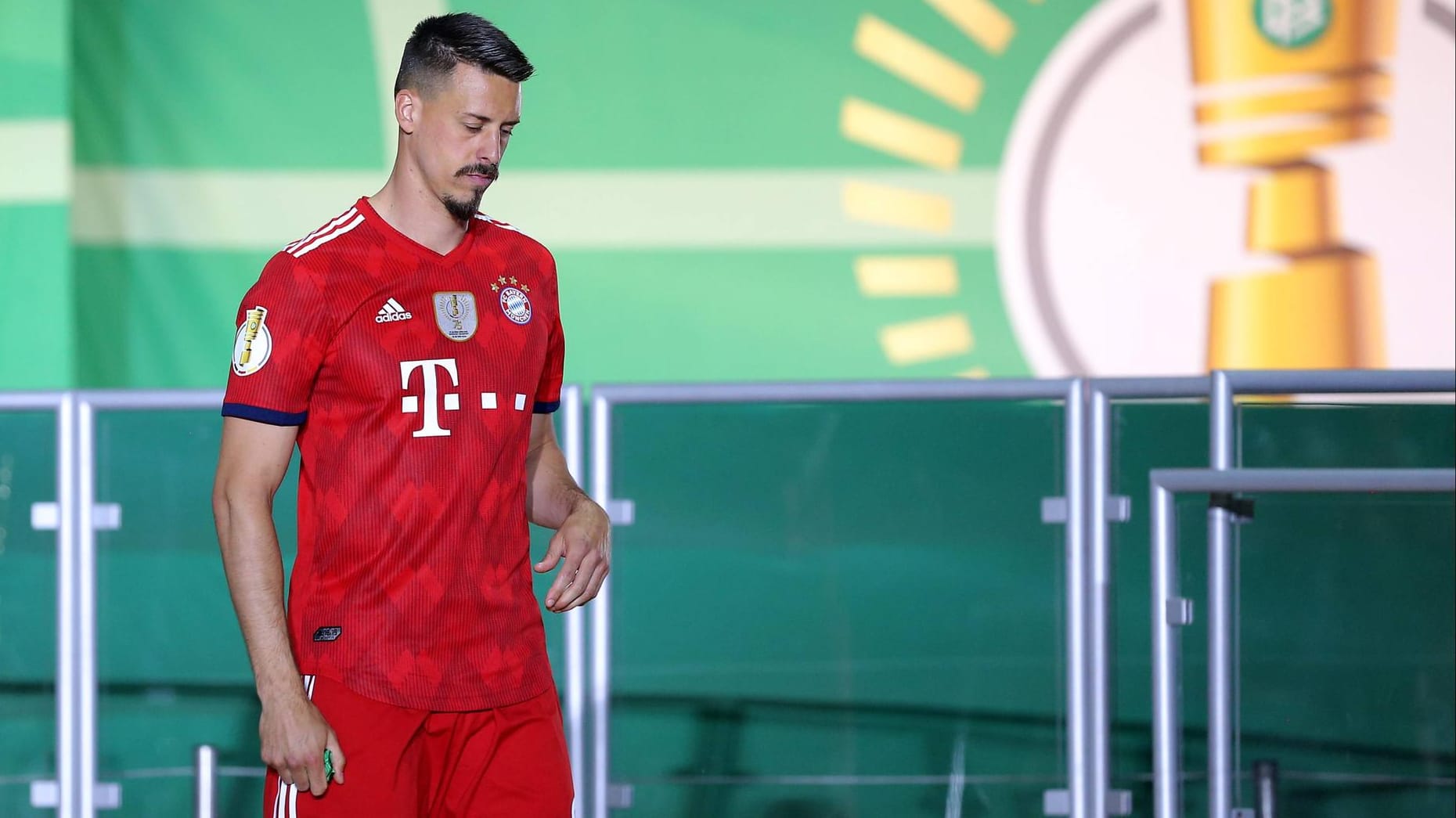 Enttäuscht: Sandro Wagner nach der Ehrung für Platz zwei. In seiner rechten Hand hält er noch die Medaille.