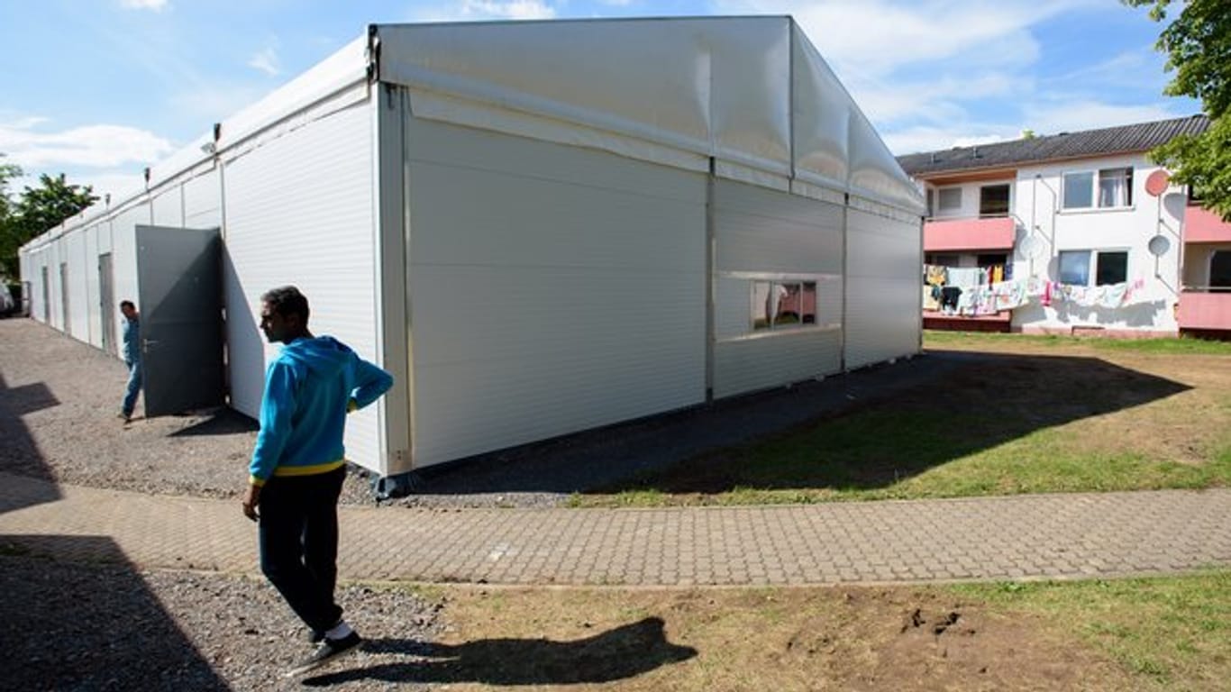 Ein 2015 neu errichtetes Zelt für Flüchtlinge in Lebach.