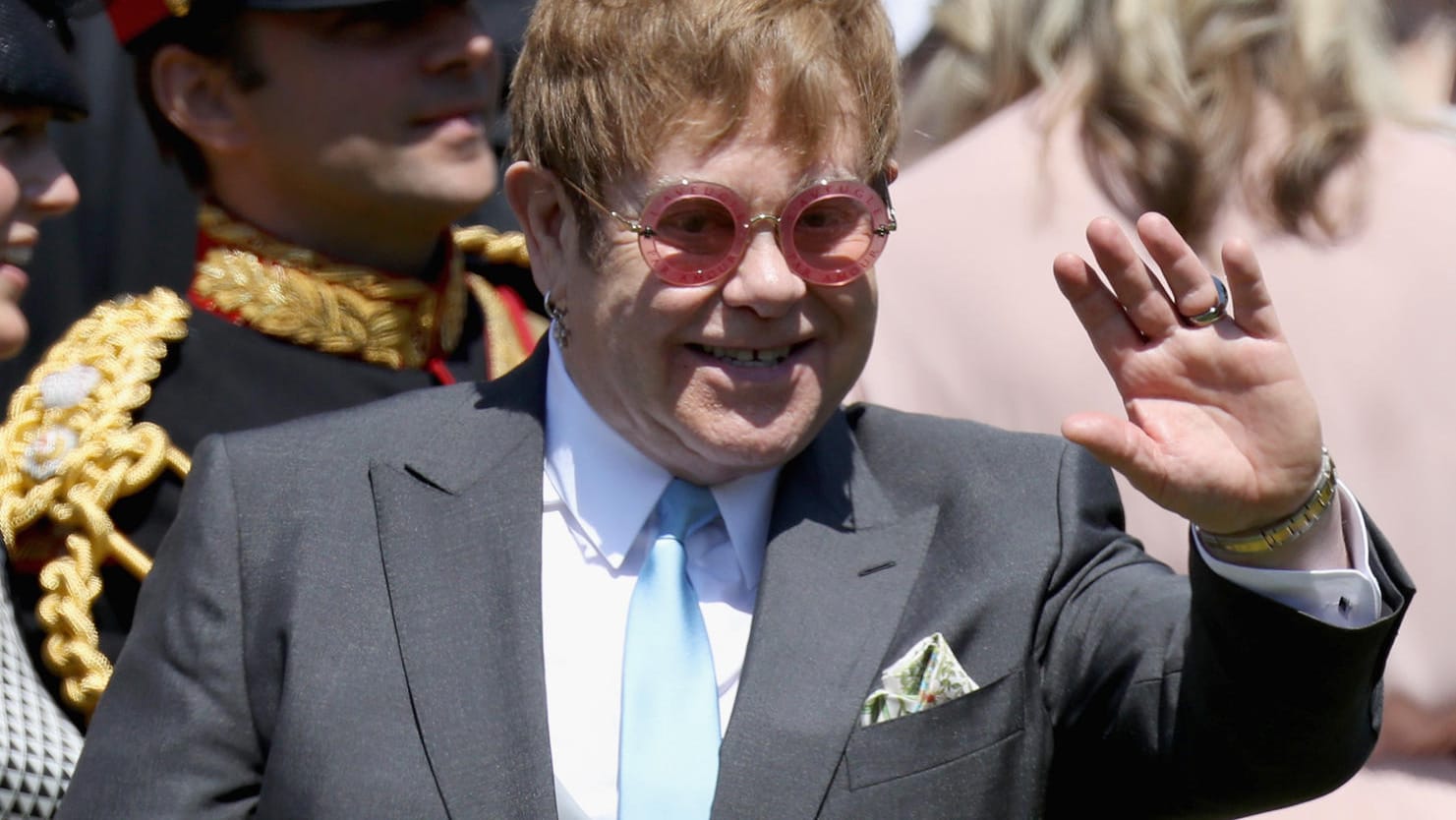 Elton John: Für Meghan und Harry setzte er sich während der Party ans Klavier.