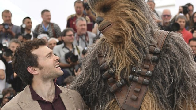 Alden Ehrenreich alias Han Solo mit seinem Kumpel Chewbacca in Cannes. Alden Ehrenreich alias Han Solo mit seinem Kumpel Chewbacca in Cannes.