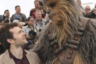 Alden Ehrenreich alias Han Solo mit seinem Kumpel Chewbacca in Cannes.