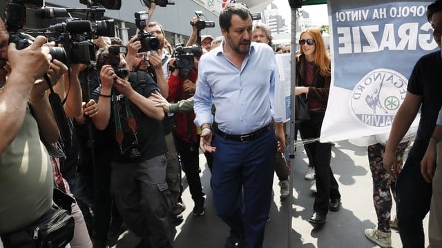 Lega Nord-Chef Matteo Salvini bei der Abstimmung über den Koalitionsvertrag mit der Fünf-Sterne-Bewegung. Lega Nord-Chef Matteo Salvini bei der Abstimmung über den Koalitionsvertrag mit der Fünf-Sterne-Bewegung.