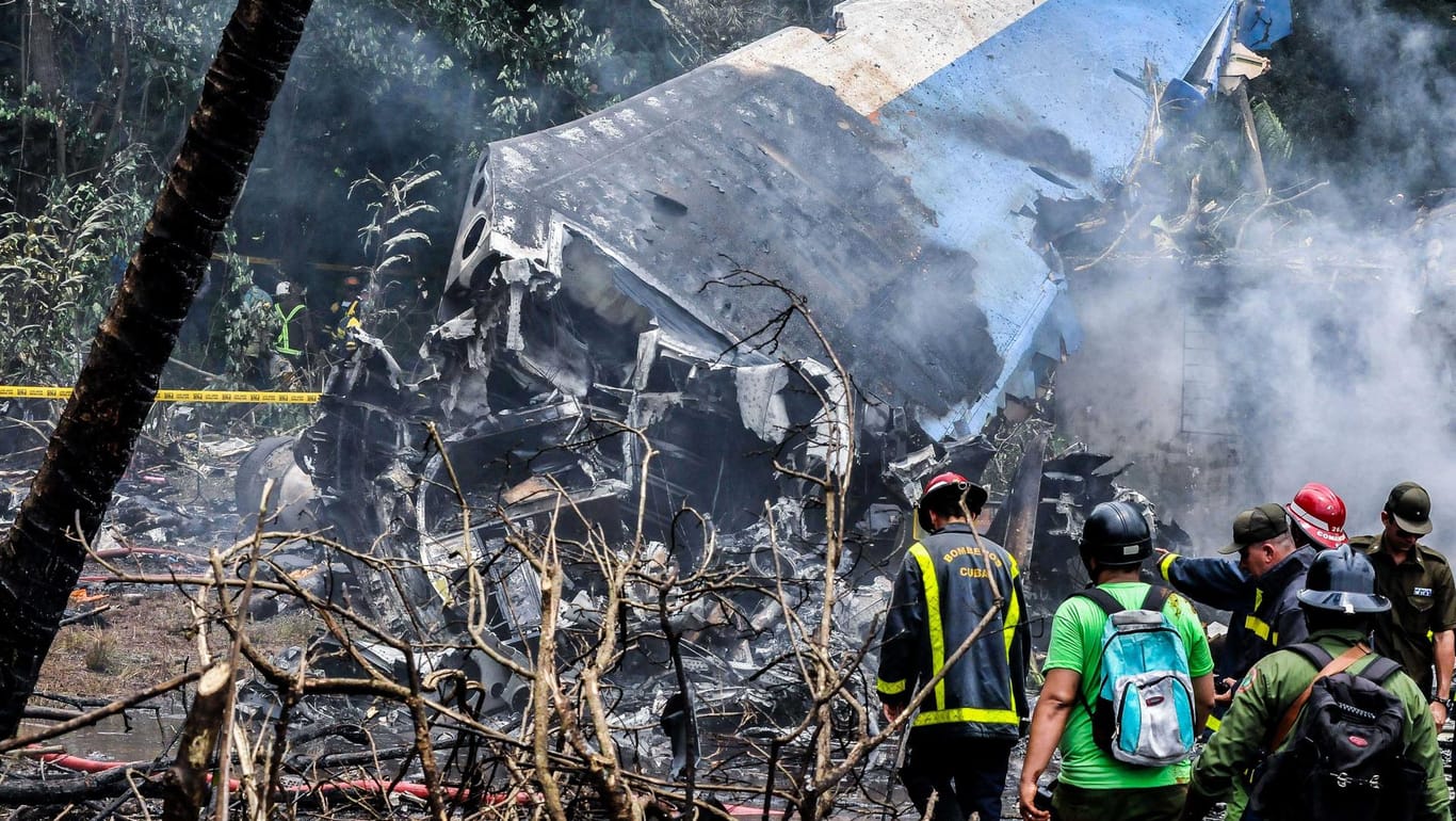 Das Flugzeugwrack auf Kuba: Rettungskräfte untersuchen die abgestürzte Passagiermaschine.