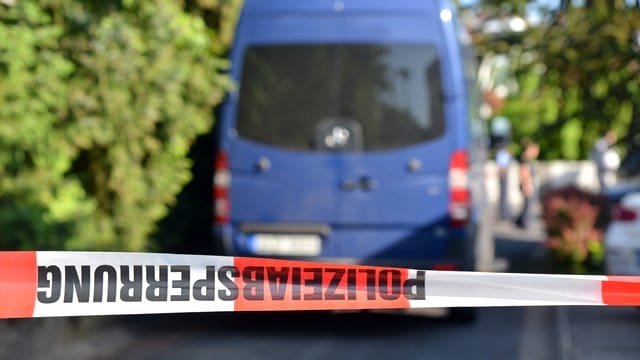 Polizeiabsperrband vor dem Tatort in Saarbrücken.