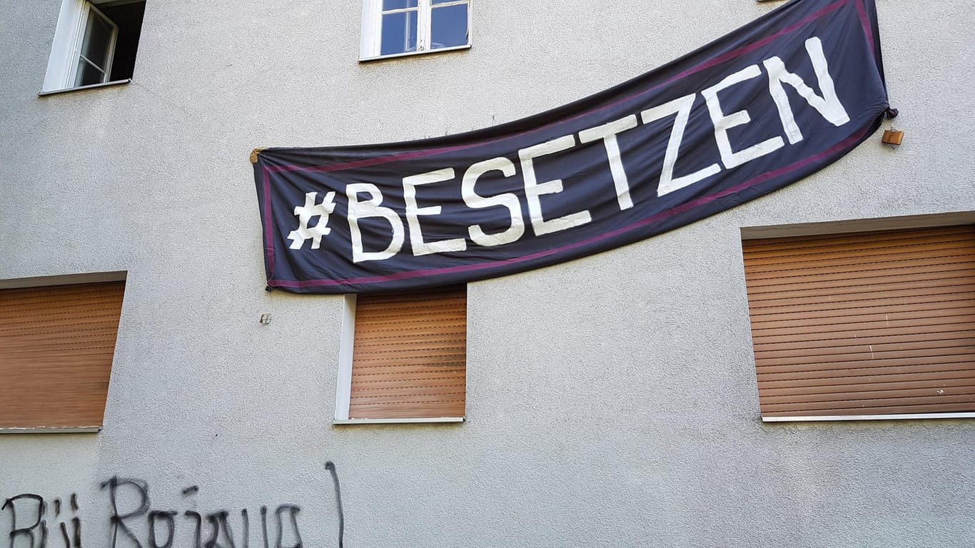 Banner an einem Haus in der Bornsdorfer Straße in Berlin-Neukölln