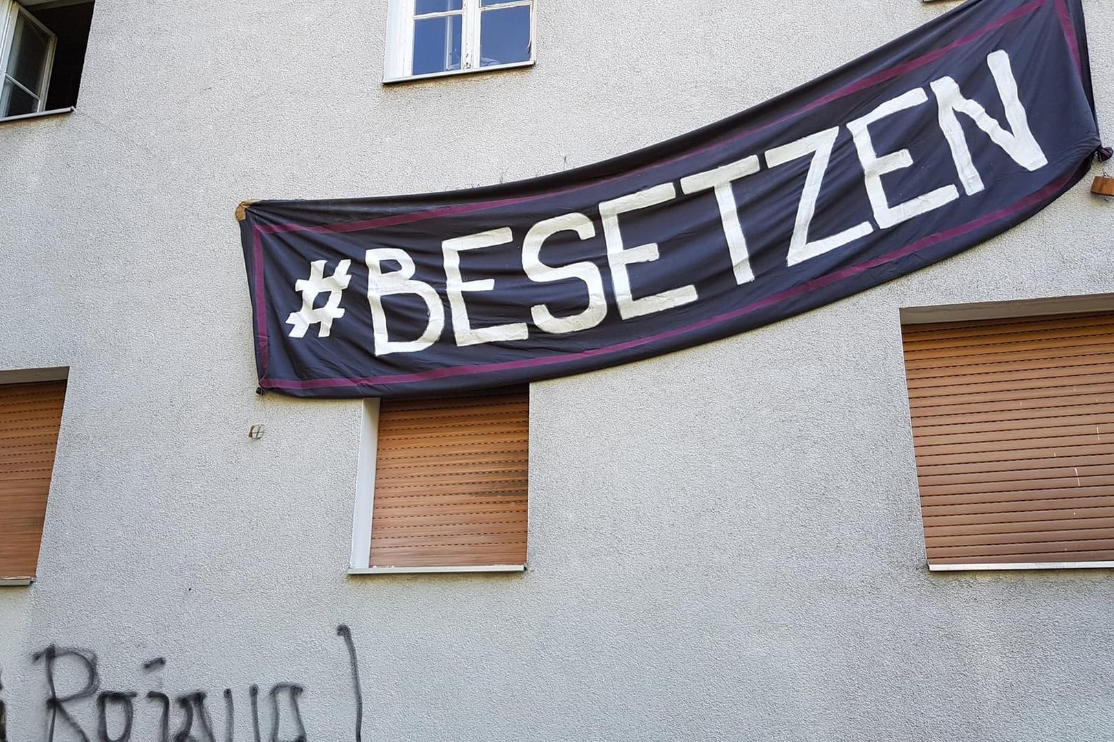 Banner an einem Haus in der Bornsdorfer Straße in Berlin-Neukölln