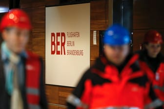 Arbeiter im neuen Hauptstadtflughafen BER (Archiv)
