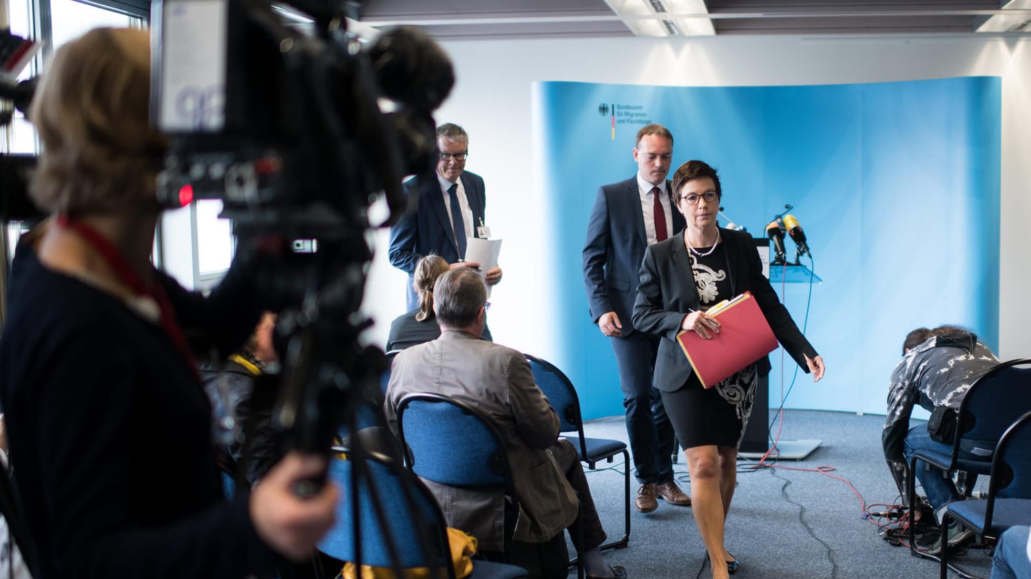 Bamf-Präsidentin Jutta Cordt (Mitte) verlässt eine Pressekonferenz zu den Vorgängen in der Bremer Bamf-Außenstelle (Archiv)