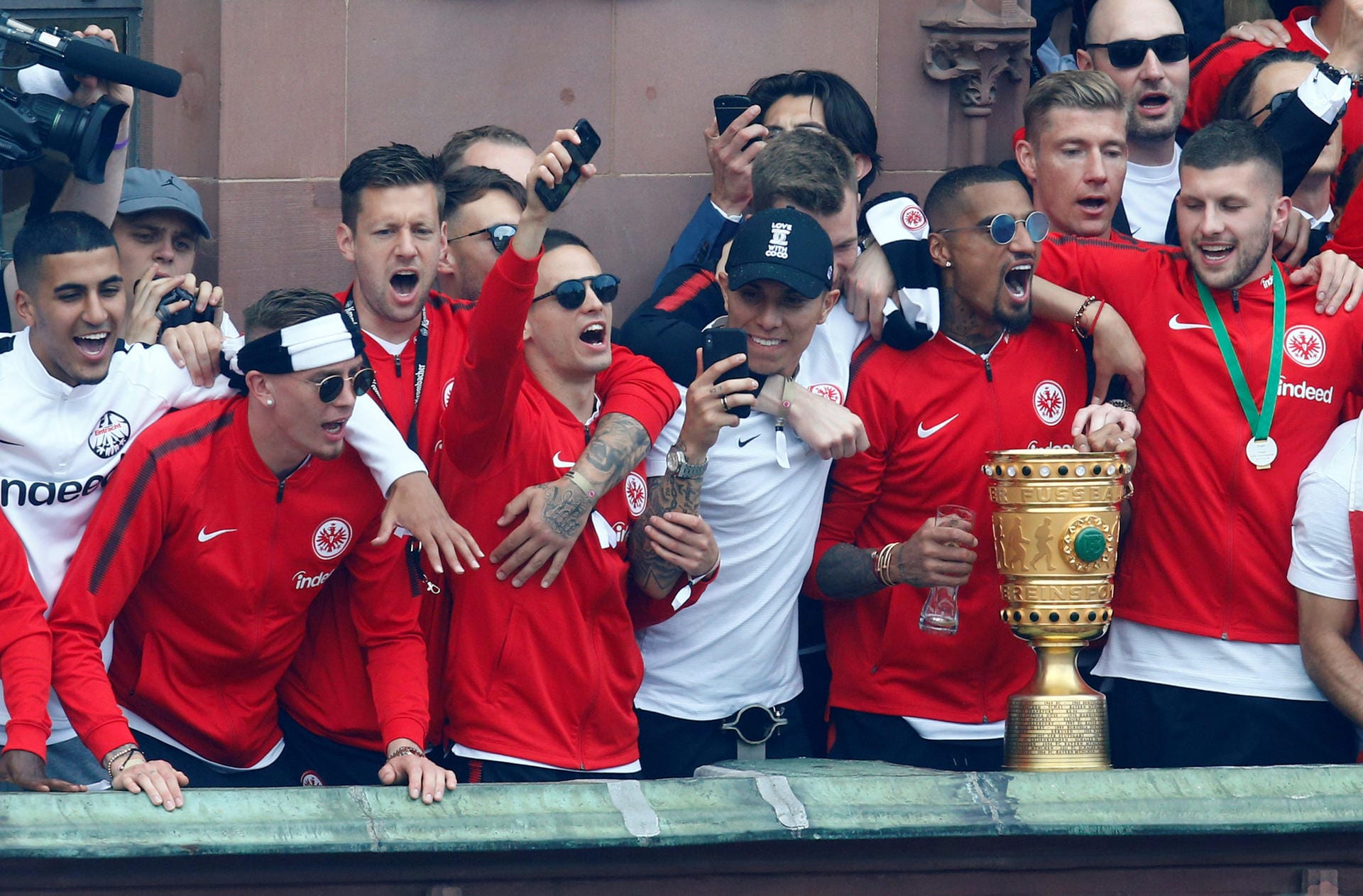 Kevin-Prince Boateng (Zweiter von rechts) mit dem DFB-Pokal, umringt von seinen Teamkollegen.