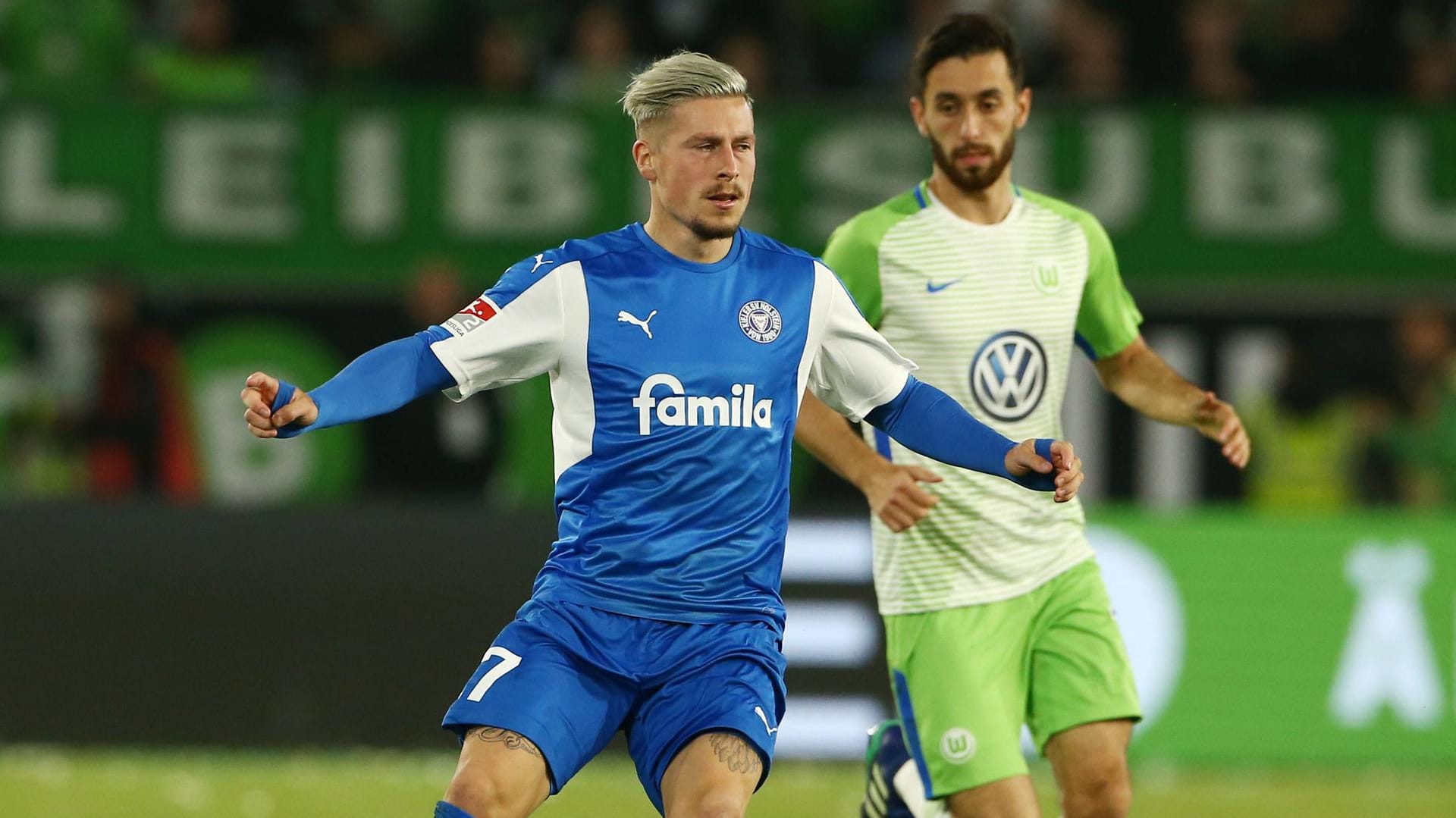 Kiels Sebastian Heidinger im Duell mit Yunus Malli.