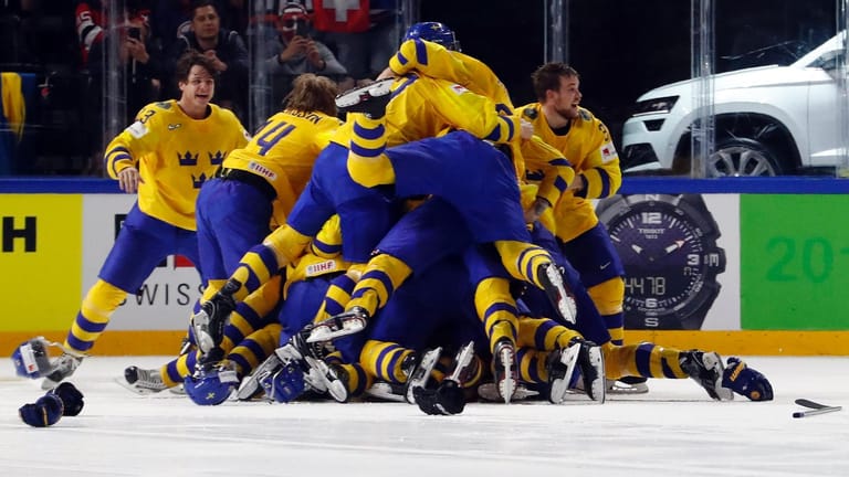 Das schwedische Team feiert ausgelassen nach dem Sieg über die Schweiz.