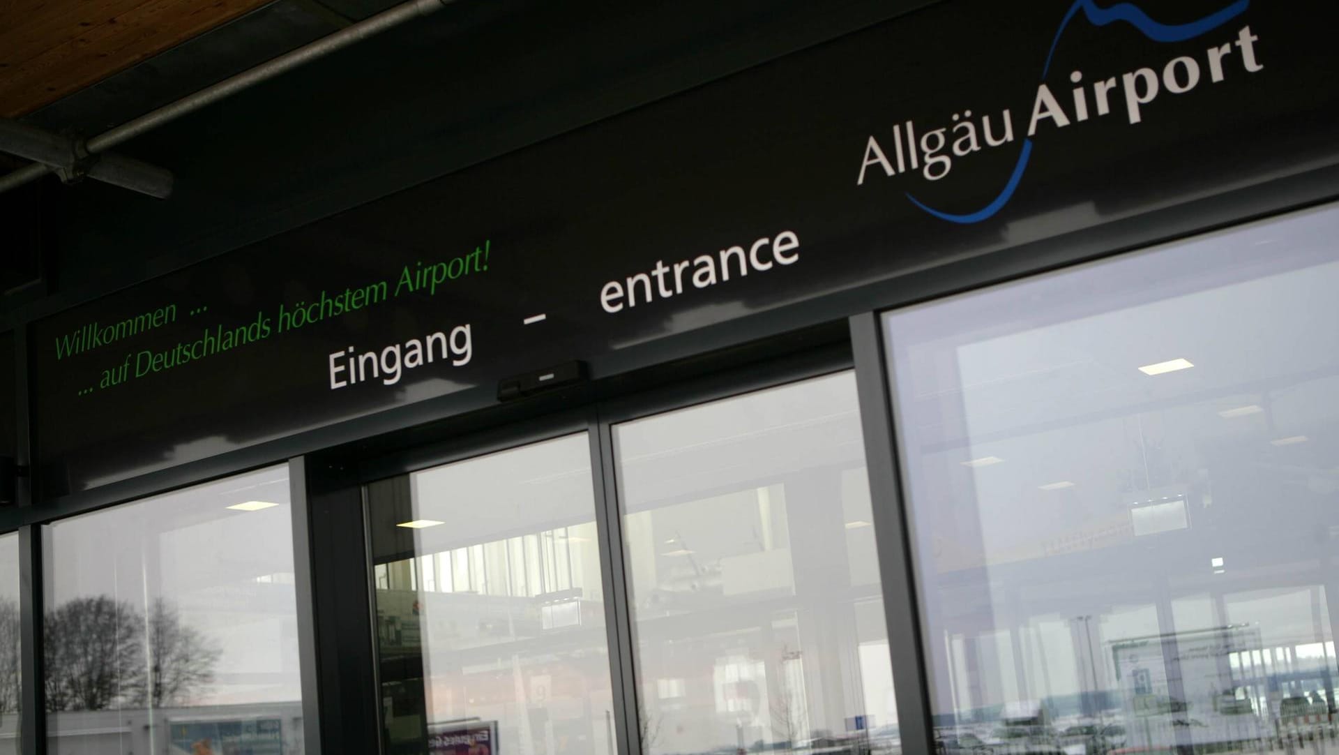 Aktion gegen Schulschwänzer am Allgäu Airport Memmingen: In zehn Fällen hat die Polizei Eltern beim zuständigen Landratsamt angezeigt.