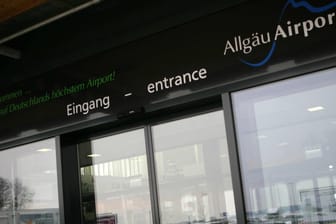 Aktion gegen Schulschwänzer am Allgäu Airport Memmingen: In zehn Fällen hat die Polizei Eltern beim zuständigen Landratsamt angezeigt.