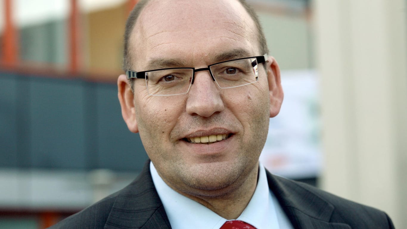 Manfred Schaub (SPD), Bürgermeister von Baunatal und Bezirksvorsitzender der SPD Hessen-Nord: Manfred Schaub mit nur 60 Jahren an einem Herzinfarkt gestorben.