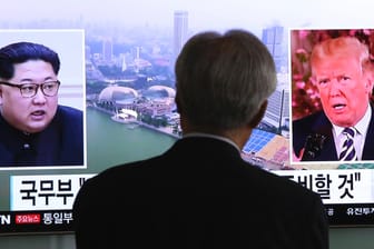 TV-Nachrichten in einem Bahnhof in Südkoreas Hauptstadt Seoul: Für Kim (l.) und Trump wäre ein Scheitern der Gespräche in Singapur am 12. Juni gleichermaßen blamabel.