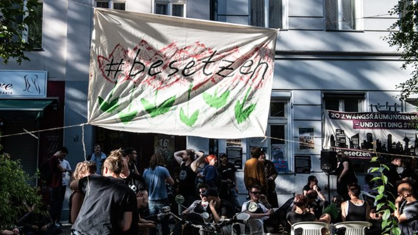 Aktivisten stehen vor einem Haus an der Reichenberger Straße, welches kurzzeitig besetzt wurde.
