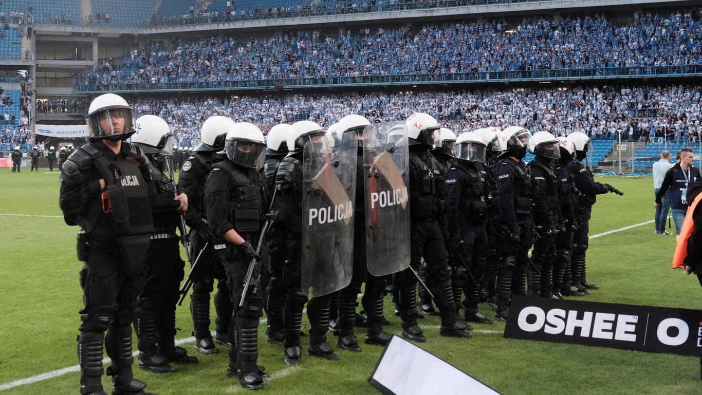 Schutz vor den Randalierern: Polizisten drängten die Hooligans zurück.