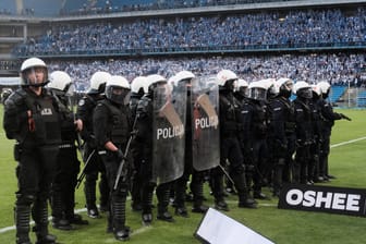 Schutz vor den Randalierern: Polizisten drängten die Hooligans zurück.
