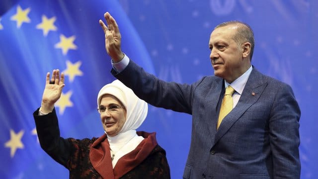 Recep Tayyip Erdogan und seine Frau Emine winken während einer Großkundgebung in Sarajevo. Recep Tayyip Erdogan und seine Frau Emine winken während einer Großkundgebung in Sarajevo.