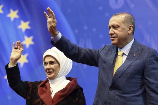 Recep Tayyip Erdogan und seine Frau Emine winken während einer Großkundgebung in Sarajevo.