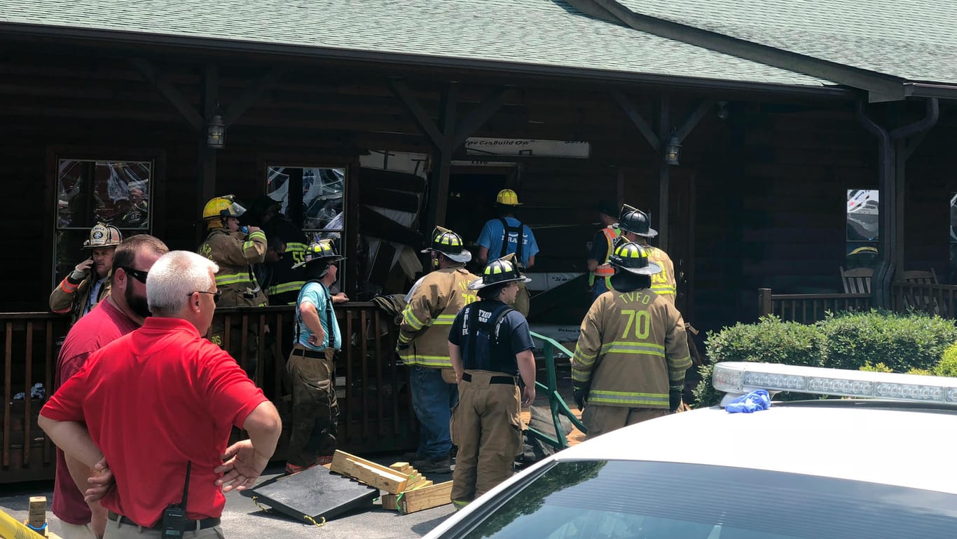 Einsatzkräfte der Feuerwehr arbeiten vor einem Restaurant, in das ein Mann sein Auto gelenkt hat: Ein Ex-Polizist hat im US-Bundesstaat North Carolina zwei Familienmitglieder getötet.