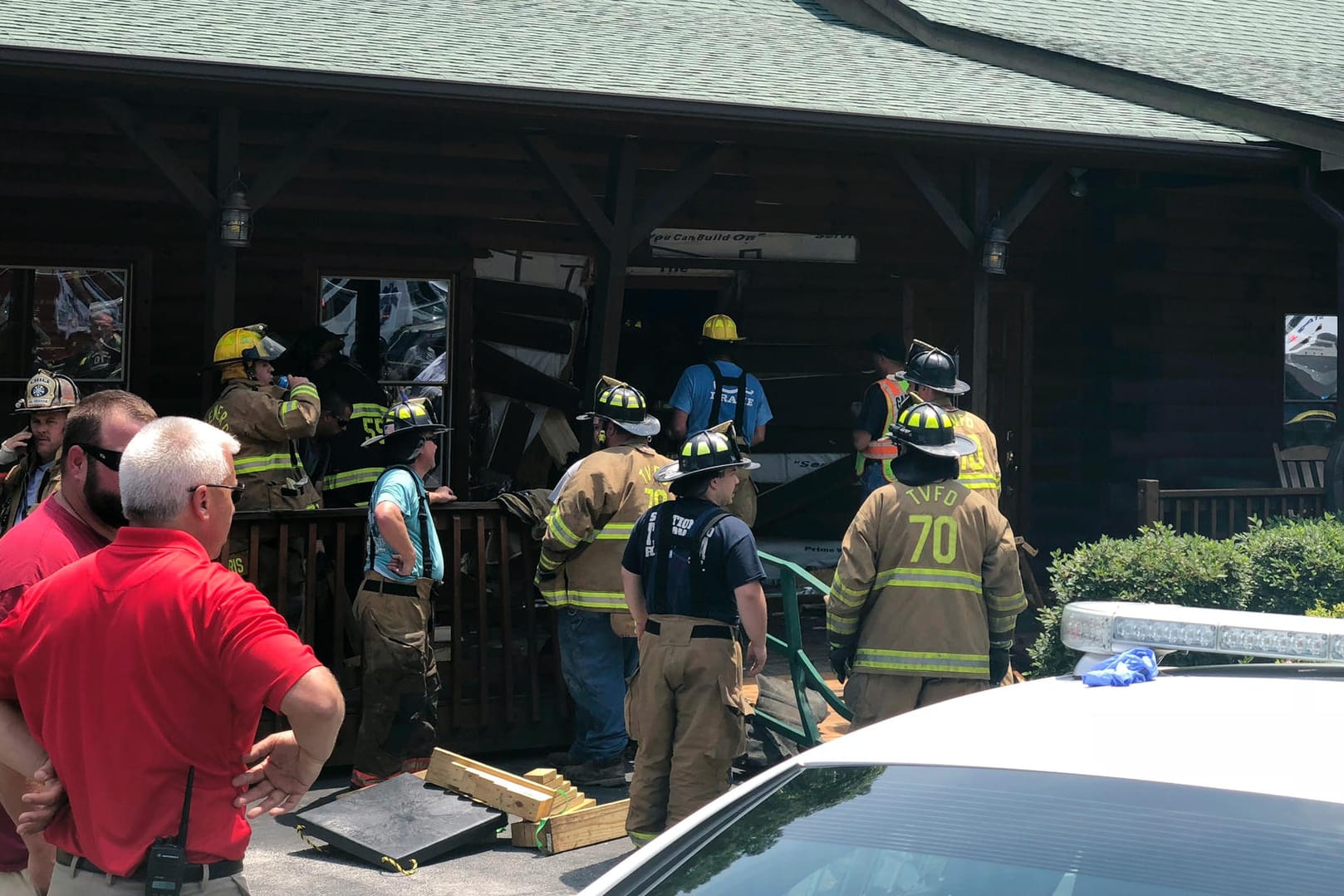 Einsatzkräfte der Feuerwehr arbeiten vor einem Restaurant, in das ein Mann sein Auto gelenkt hat: Ein Ex-Polizist hat im US-Bundesstaat North Carolina zwei Familienmitglieder getötet.