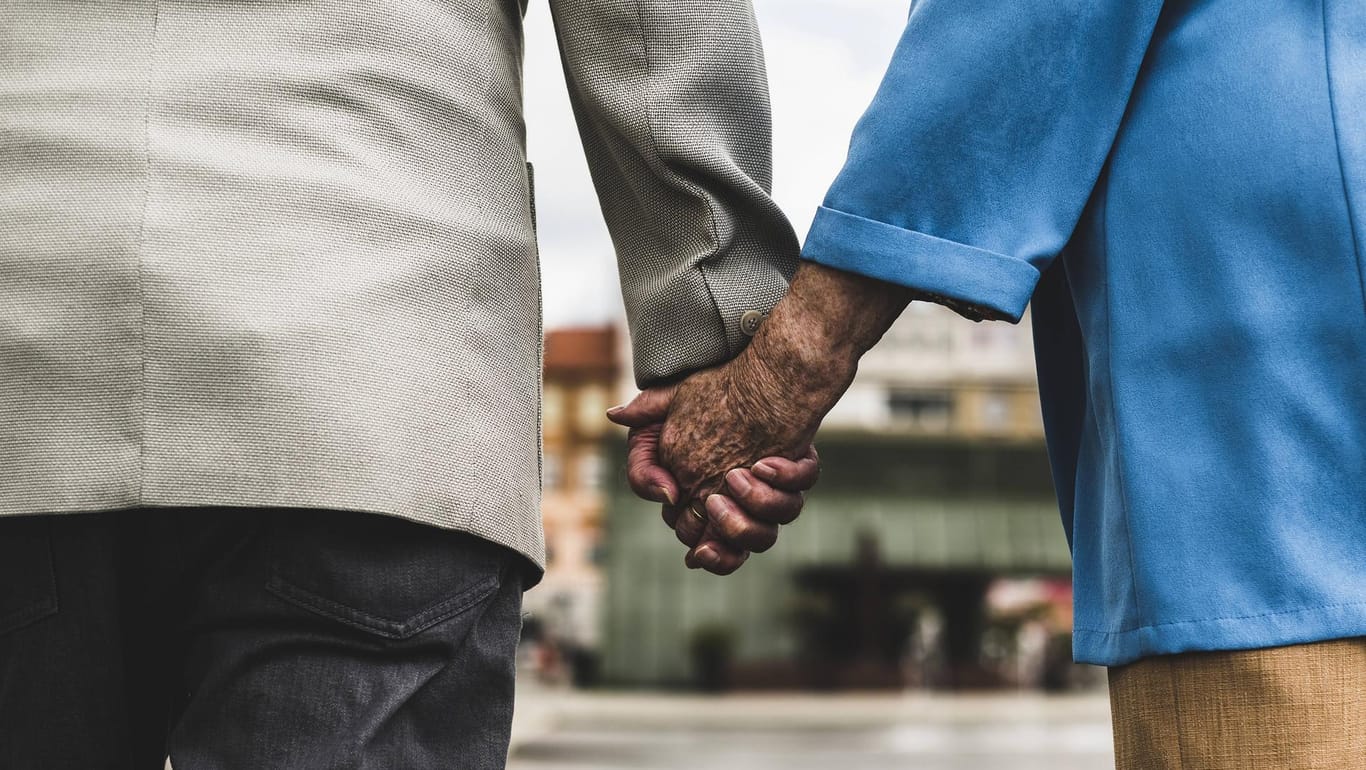 Älteres Paar Hand in Hand: Ruth und Peter Bedford wurden 83 und 86 Jahre alt (Symbolfoto).