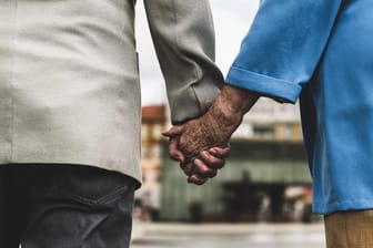 Älteres Paar Hand in Hand: Ruth und Peter Bedford wurden 83 und 86 Jahre alt (Symbolfoto).