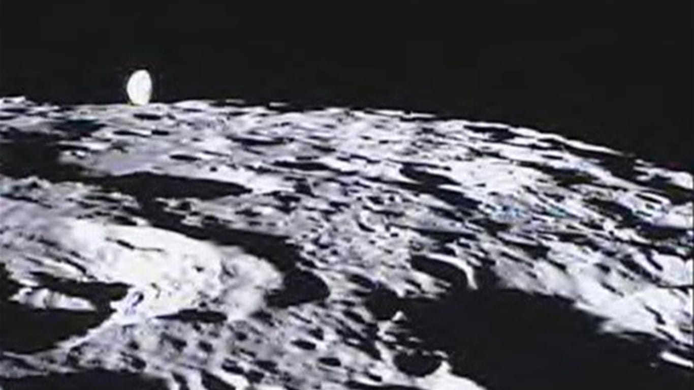Die Rückseite des Mondes (am oberen Bildrand ist die Erde zu erkennen): China will erstmals auf der kaum erforschten Mondhälfte landen.