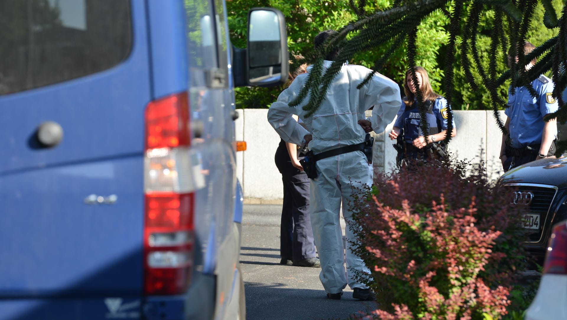 Polizisten sichern Spuren im Saarbrücker Stadtteil Brebach-Fechingen: Der 60-jährige Tatverdächtige wurde festgenommen. Polizisten sichern Spuren im Saarbrücker Stadtteil Brebach-Fechingen: Der 60-jährige Tatverdächtige wurde festgenommen.