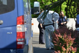 Polizisten sichern Spuren im Saarbrücker Stadtteil Brebach-Fechingen: Der 60-jährige Tatverdächtige wurde festgenommen.