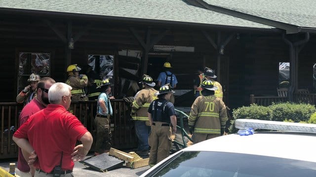Einsatzkräfte der Feuerwehr stehen vor einem Restaurant, in das ein Mann sein Auto gelenkt hat. Einsatzkräfte der Feuerwehr stehen vor einem Restaurant, in das ein Mann sein Auto gelenkt hat.