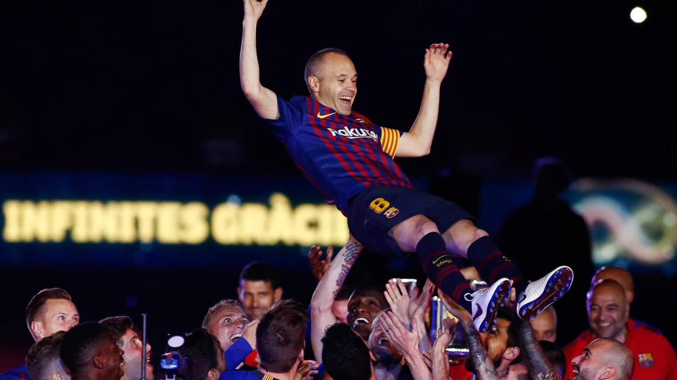 Die Mitspieler ließen Andres Iniesta nach seinem letzten Spiel für den FC Barcelona hochleben.