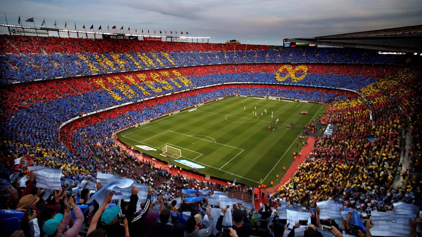 Die Zuschauer im Camp Nou verabschiedeten Andres Iniesta unter anderem mit einer Stadion-umspannenden Choreographie.
