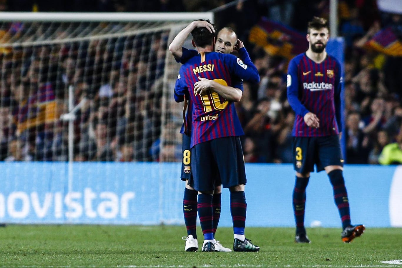 Zwei Barcelona-Ikonen: Vor seiner Auswechslung gegen San Sebastian übergab Andres Iniesta (hi.) die Kapitänsbinde an Lionel Messi.
