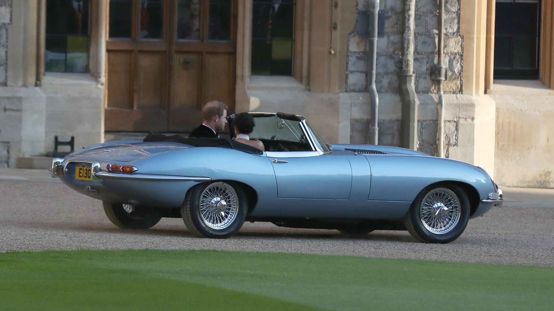 Im Cabrio zur After-Party: Harry und Meghan fahren in einem Elektroauto.