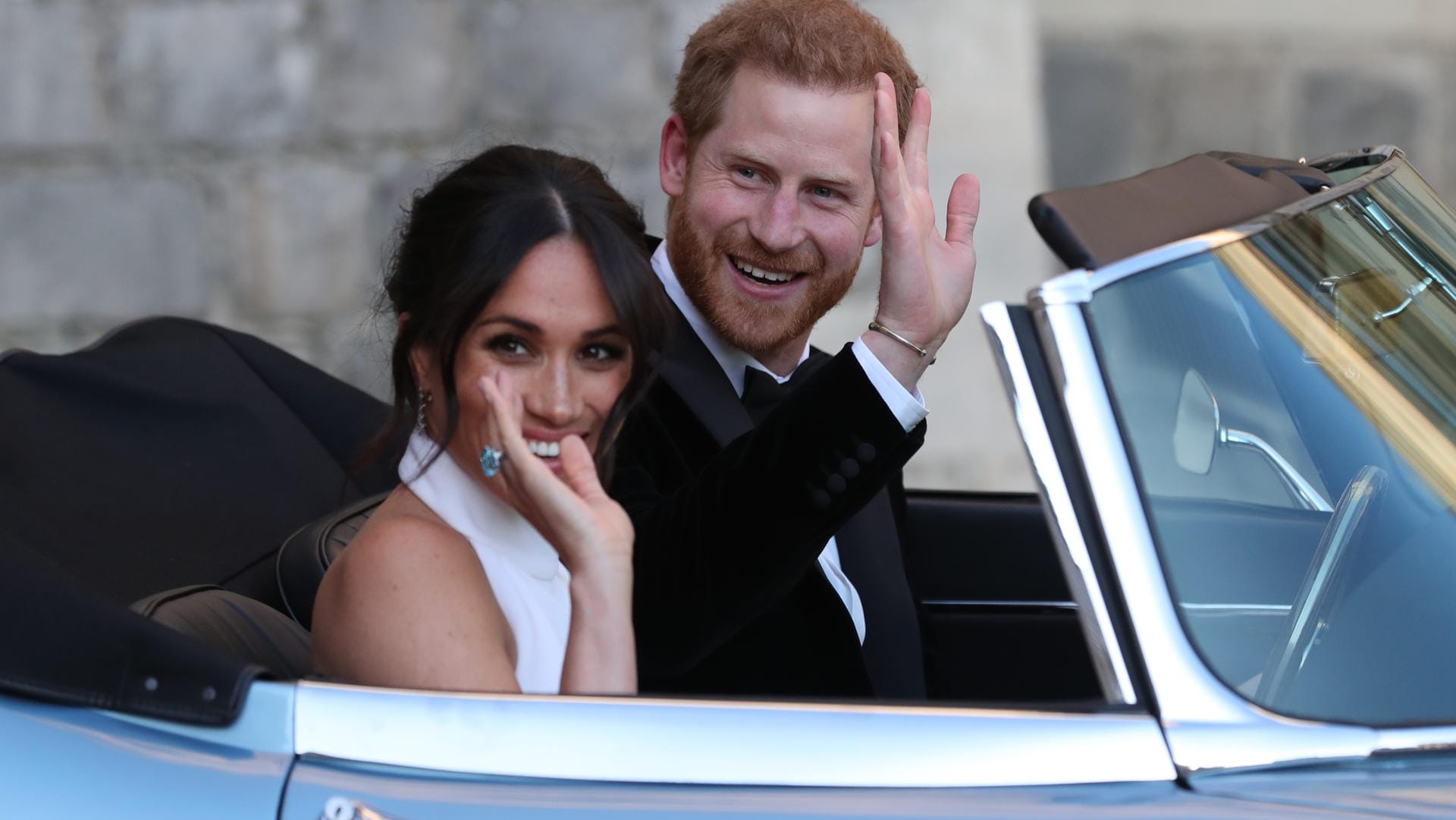 Harry und Meghan auf dem Weg zur After-Party: Der Ring gehörte einst Lady Di.