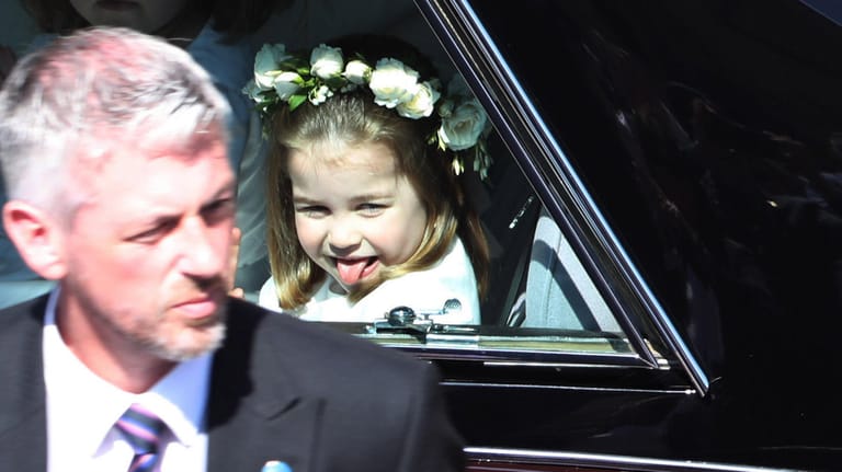 Prinzessin Charlotte: Die Dreijährige streckt den Fans die Zunge raus.