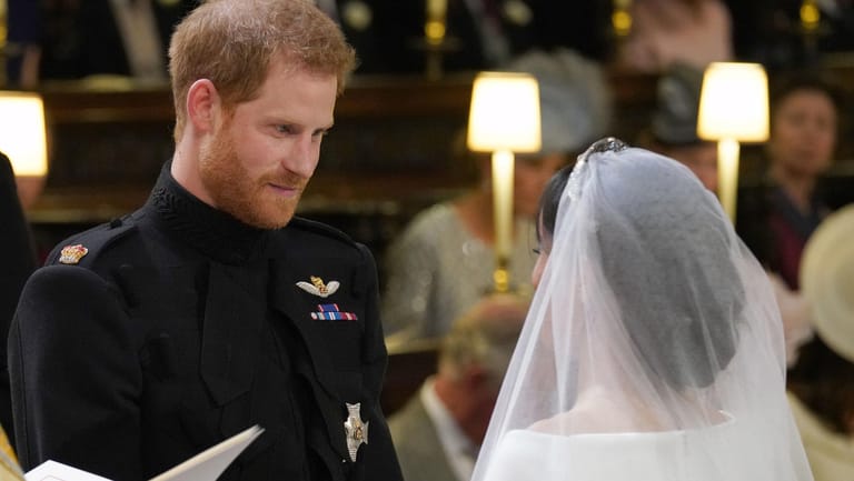 Mit Bart vor den Altar: Prinz Harry und seine Meghan geben sich das Jawort.