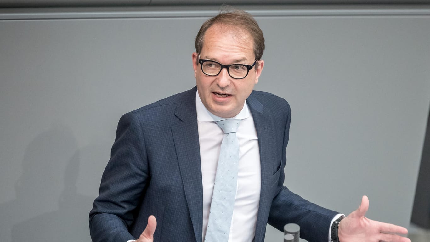 Alexander Dobrindt bei einer Debatte im Bundestag: Mit seinen Vorwürfen gegen Asyl-Anwälte hat der CSU-Landesgruppenchef eine hitzige Debatte ausgelöst.
