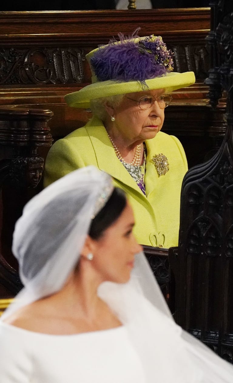 Freie Sicht für die Queen: Die britische Monarchin sitzt lieber in der zweiten Reihe.