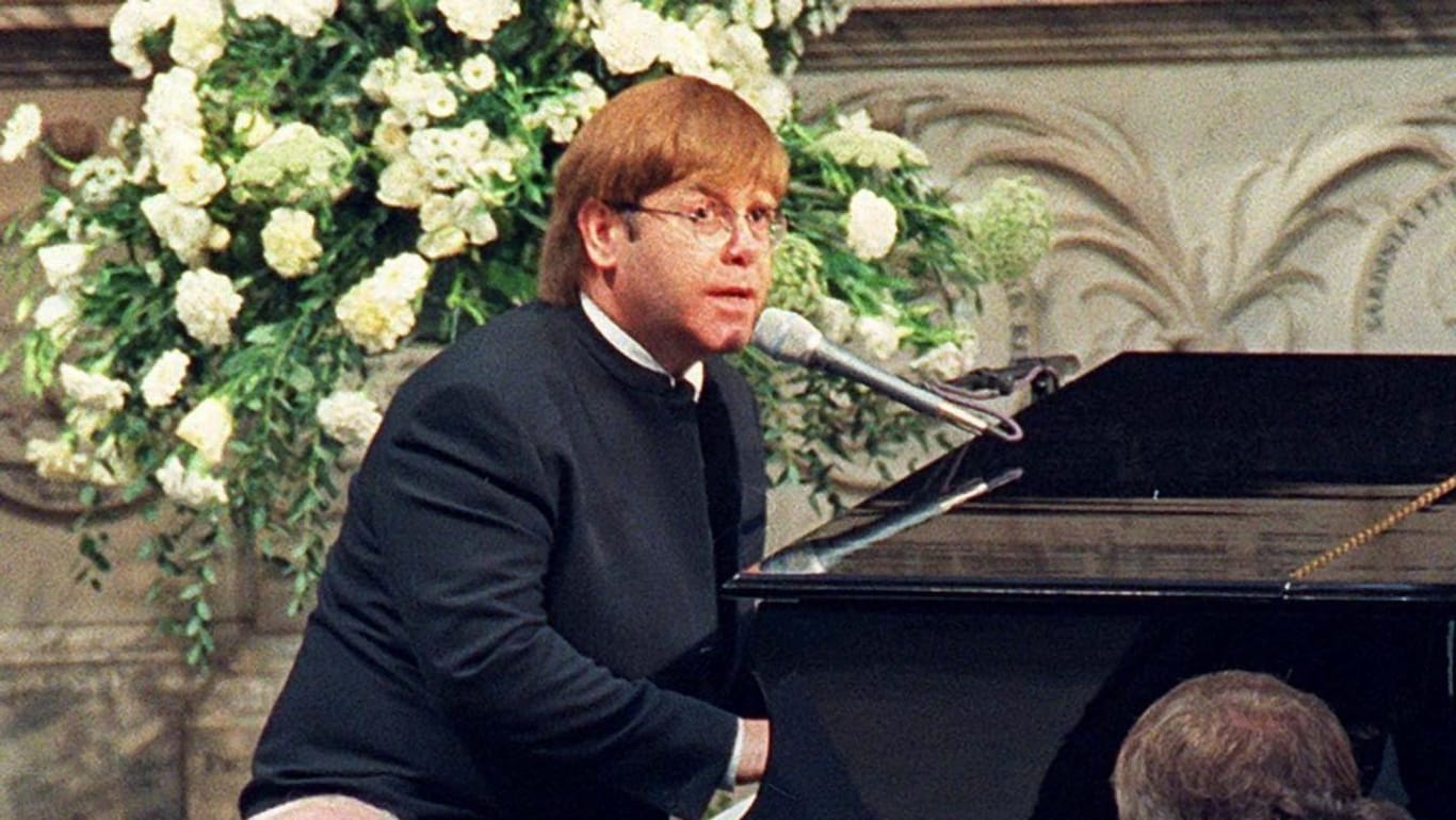 Elton John: Die Poplegende hatte bereits bei der Trauerfeier von Lady Di gesungen.