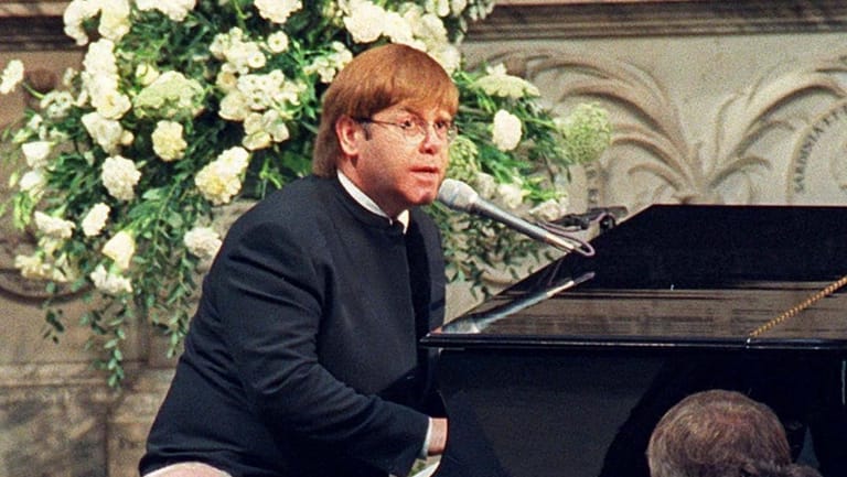Elton John: Die Poplegende hatte bereits bei der Trauerfeier von Lady Di gesungen.