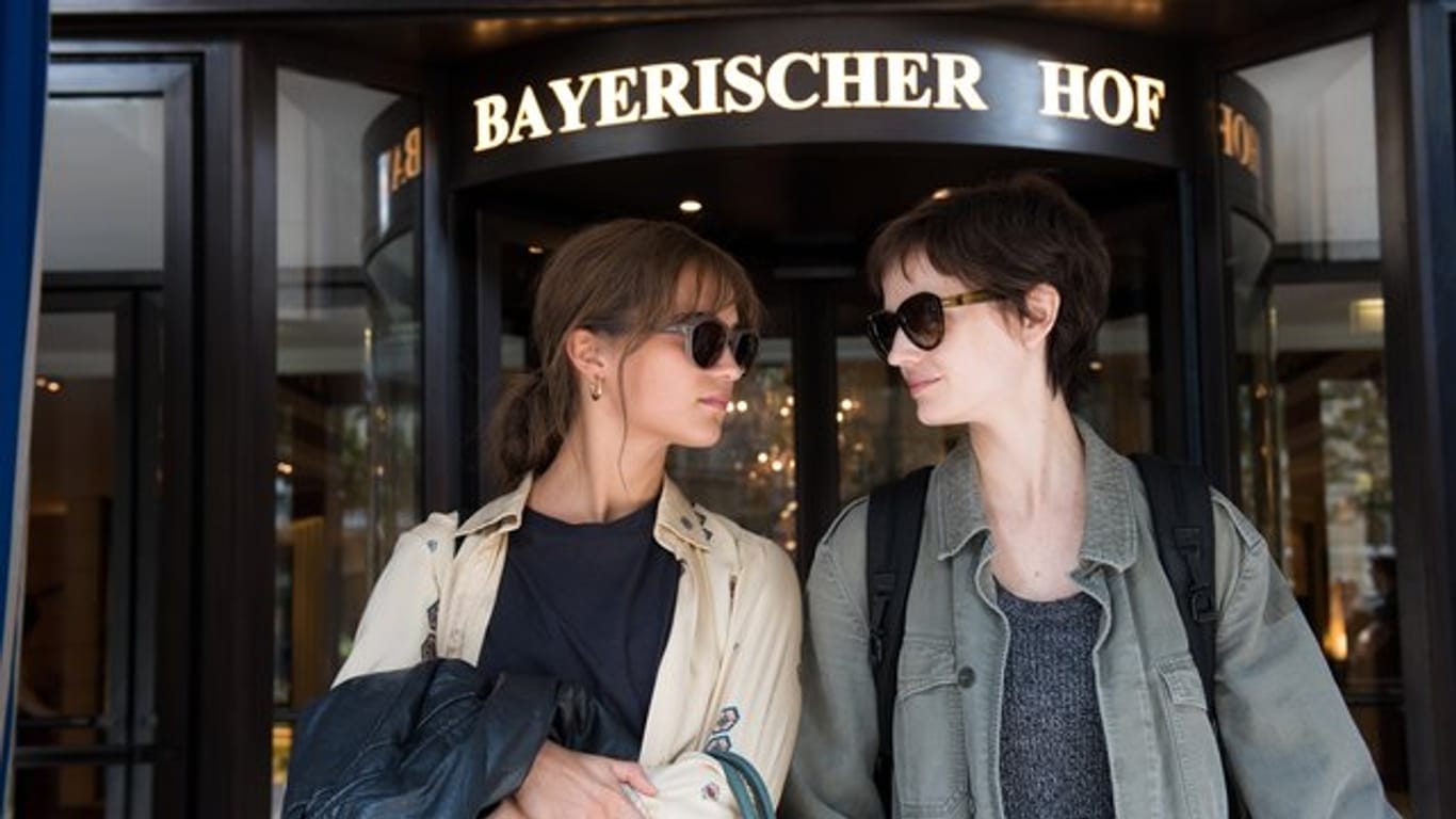 Die beiden Schwestern Emilie (Eva Green, r) und Ines (Alicia Vikander) begeben sich auf eine Reise zu einem geheimen Ort.