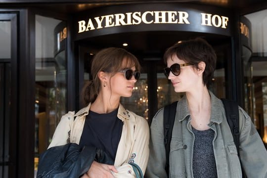 Die beiden Schwestern Emilie (Eva Green, r) und Ines (Alicia Vikander) begeben sich auf eine Reise zu einem geheimen Ort.