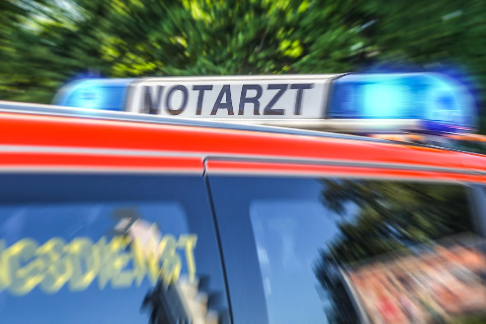 Blaulicht eines Notarzt-Fahrzeuges (Symbolbild): Eine 59-Jährige hat offenbar ihren Ehemann mit einem Messer getötet.