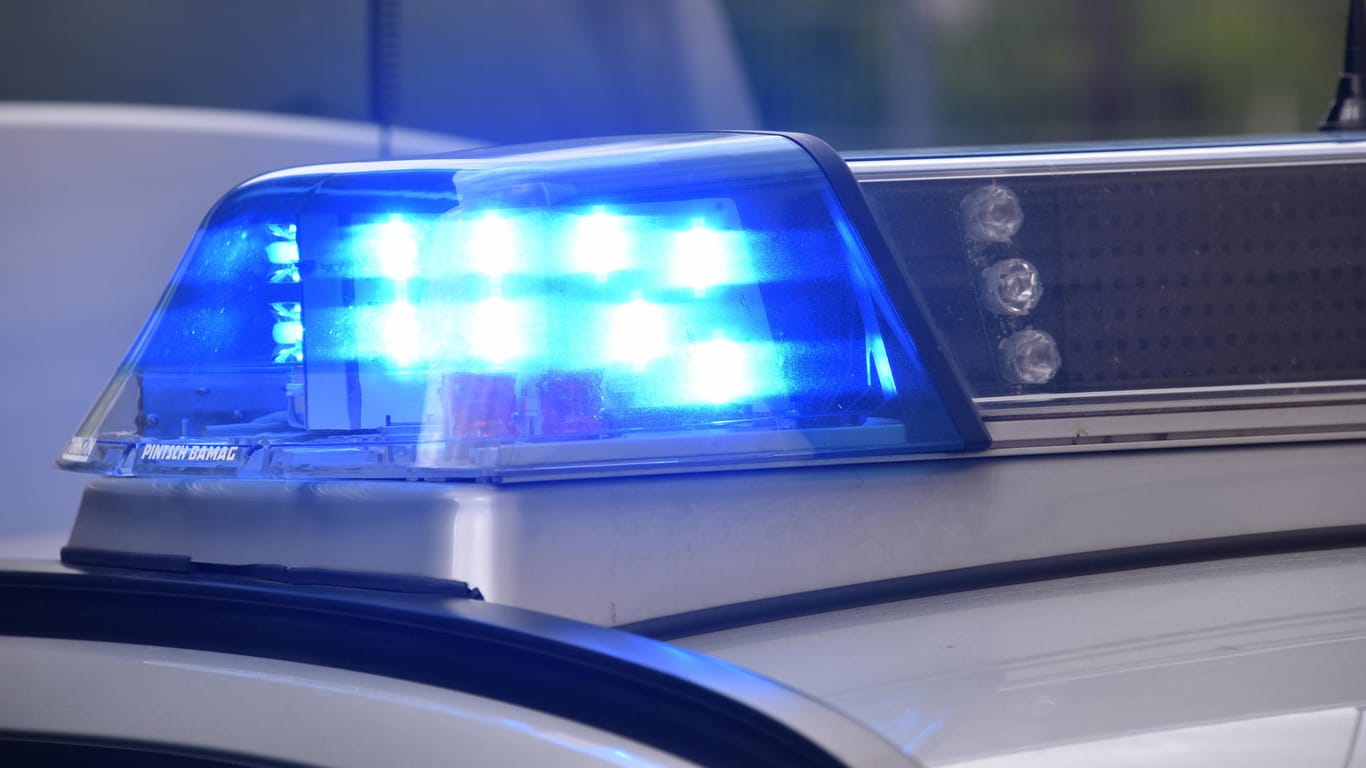 Blaulicht an einem Fahrzeug der Polizei: Ein 62-Jähriger hat offenbar zunächst seinen Sohn und dann sich selbst getötet.